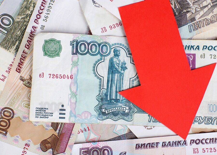 Эксперты рассказали, чем грозит ослабление национальной валюты для граждан России