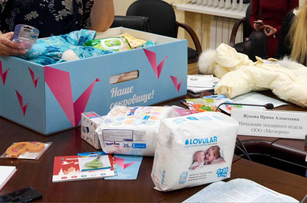 Подарки новорожденным москвичам от правительства москвы: кому дают коробку и что есть в коробке, особенности и альтернативные решения