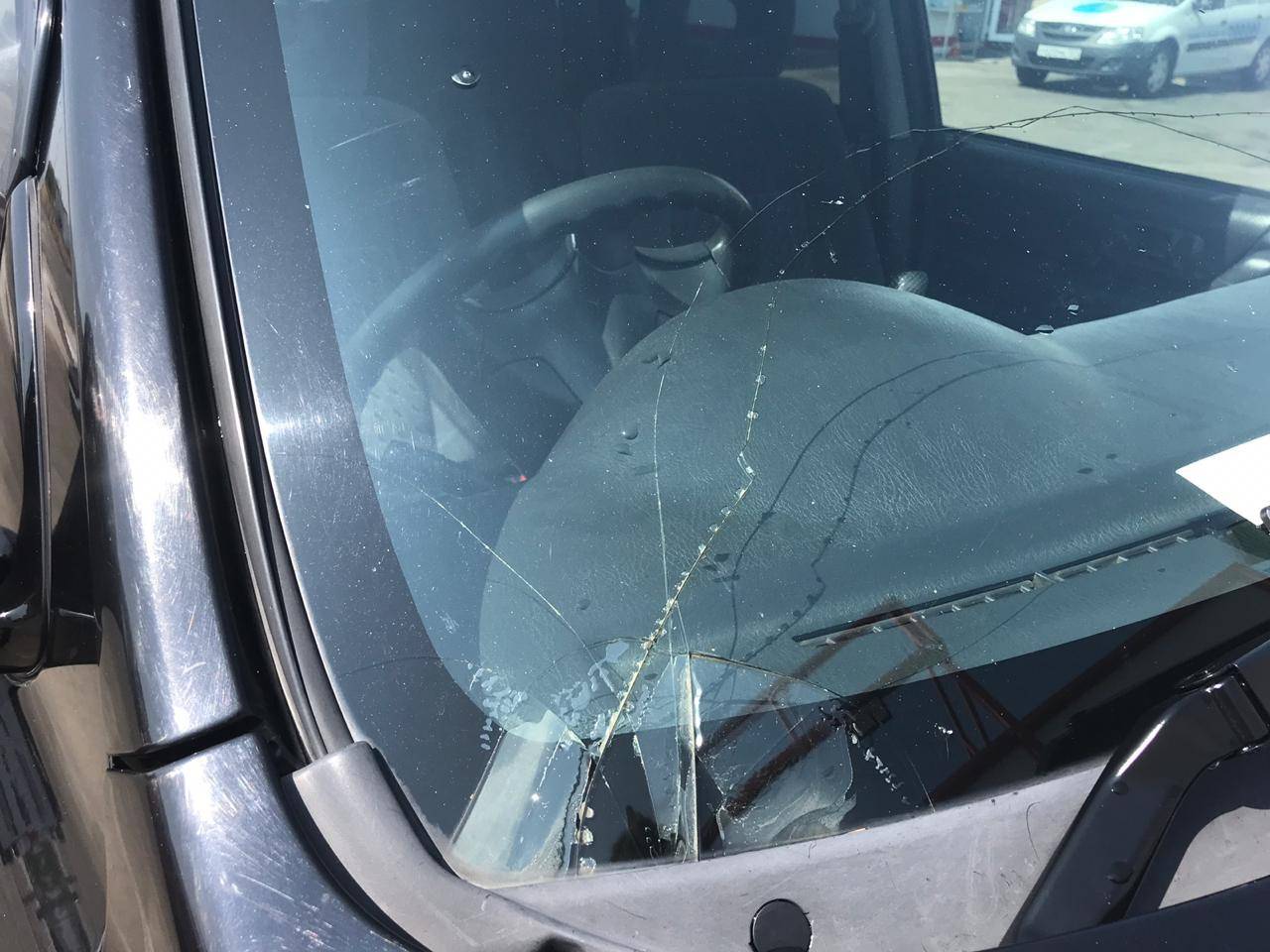 Трещина на лобовом можно ездить. Ветровое стекло Toyota Avensis 2017. Разбитое лобовое стекло на Рено Логан 2008. Треснутое лобовое стекло. Трещина на лобовом стекле.