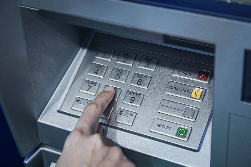Что делать, если банкомат не выдал деньги, но их списали со счета