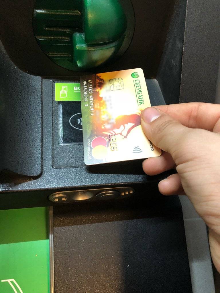 Простой способ, как вставить карту в банкомат сбербанка - какой стороной, фото