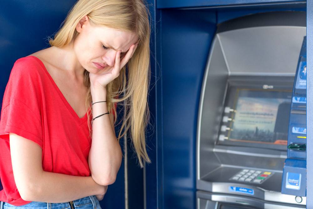 Как вернуть зажеванную карту из банкомата?