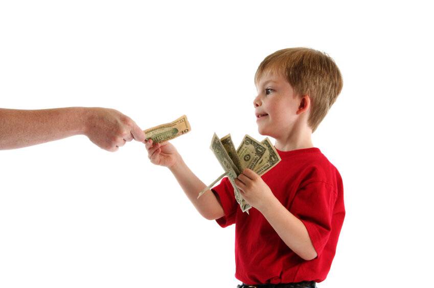 Наличка или банковская карта: как лучше давать деньги детям на карманные расходы?