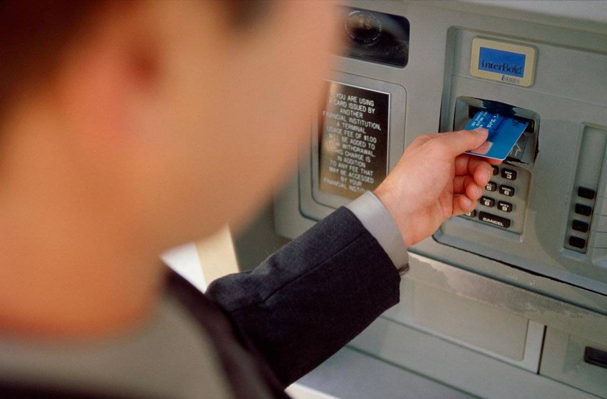 Что делать, если банкомат выдал лишние деньги: признаваться или тратить поскорее?
