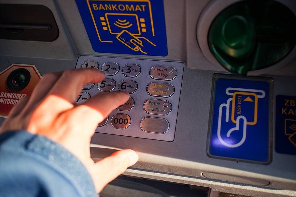 Что делать, если забыл карту в банкомате или терминал не принимает деньги?