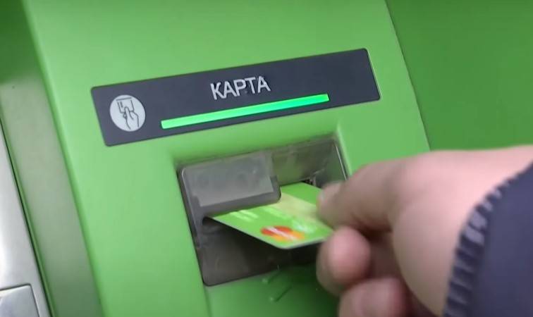 Как вставить банковскую карточку в банкомат нужной стороной