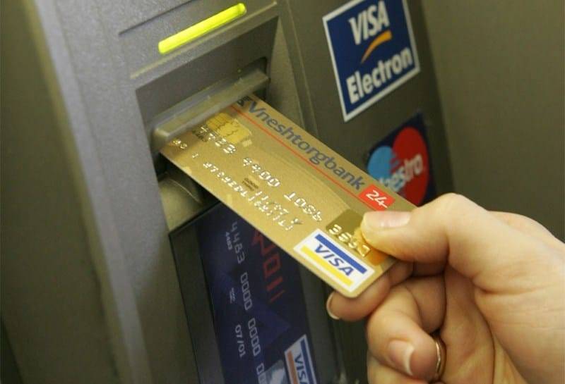 Как вставлять карту в банкомат сбербанка: инструкция и фото