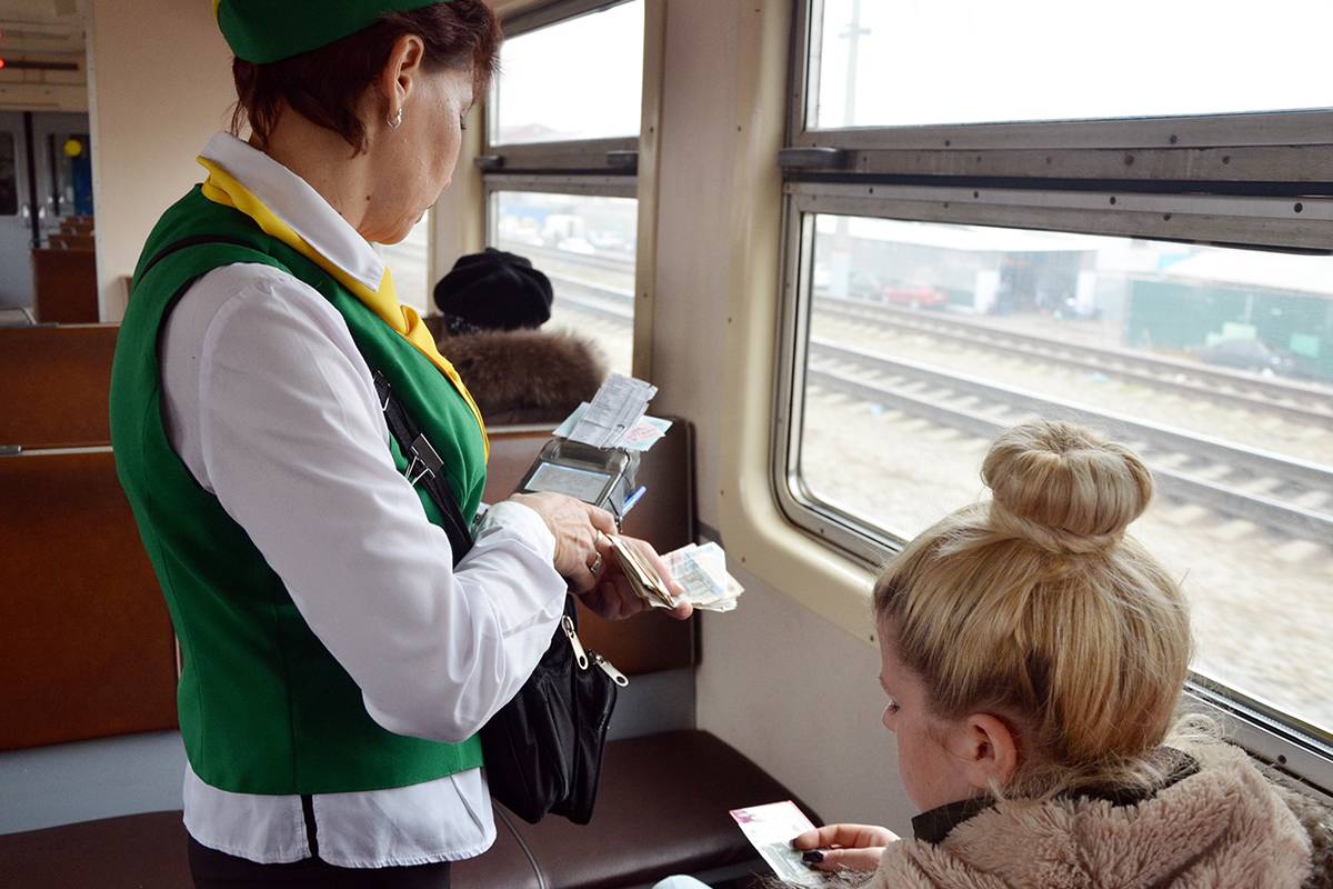Социальный проезд в общественном транспорте. Школьники в поезде. Поезда для детей. Пассажиры в электричке. Студенты в электричке.