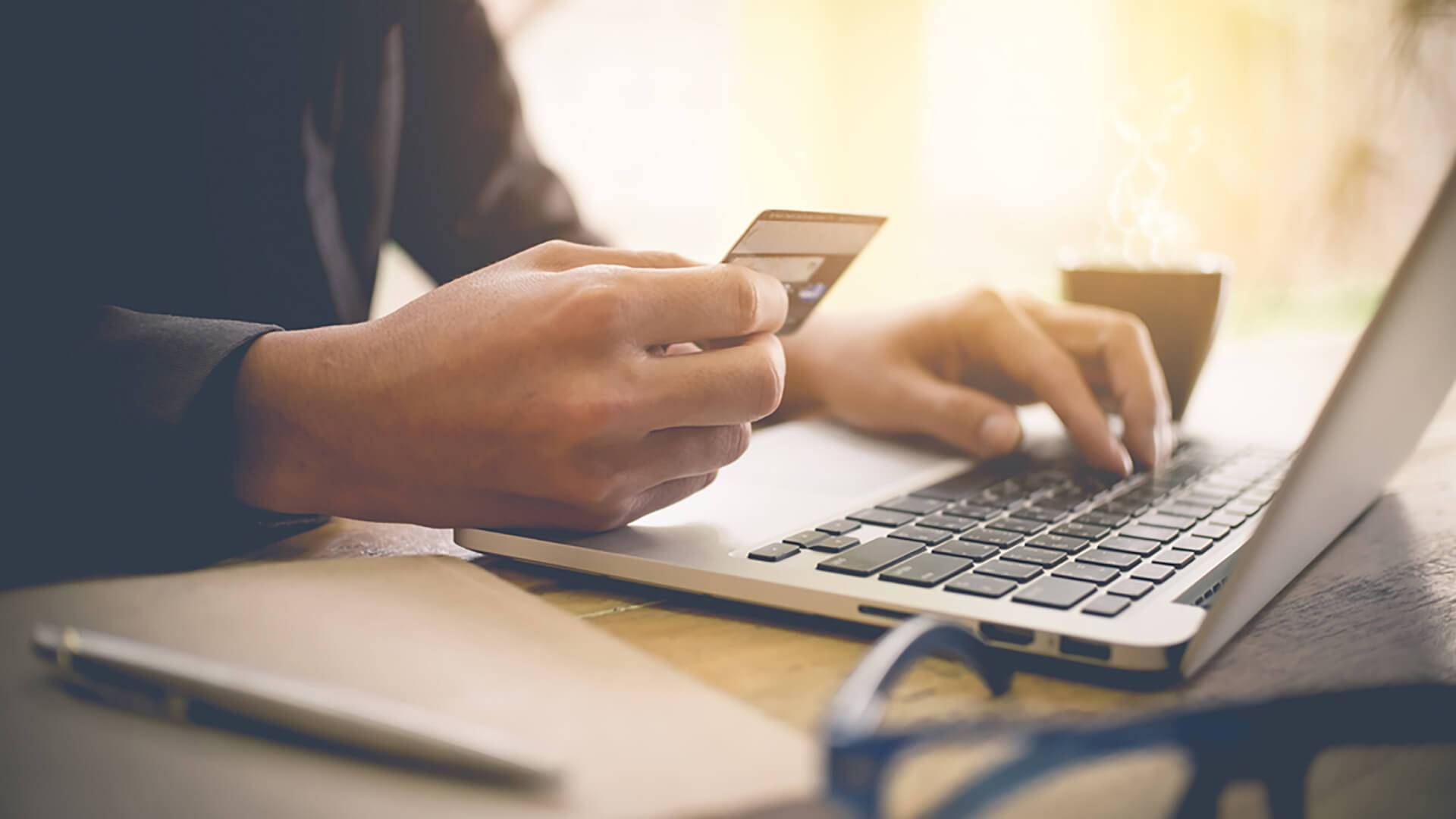 Можно ли оплачивать покупки в интернете кредитной картой — разбираемся тщательно