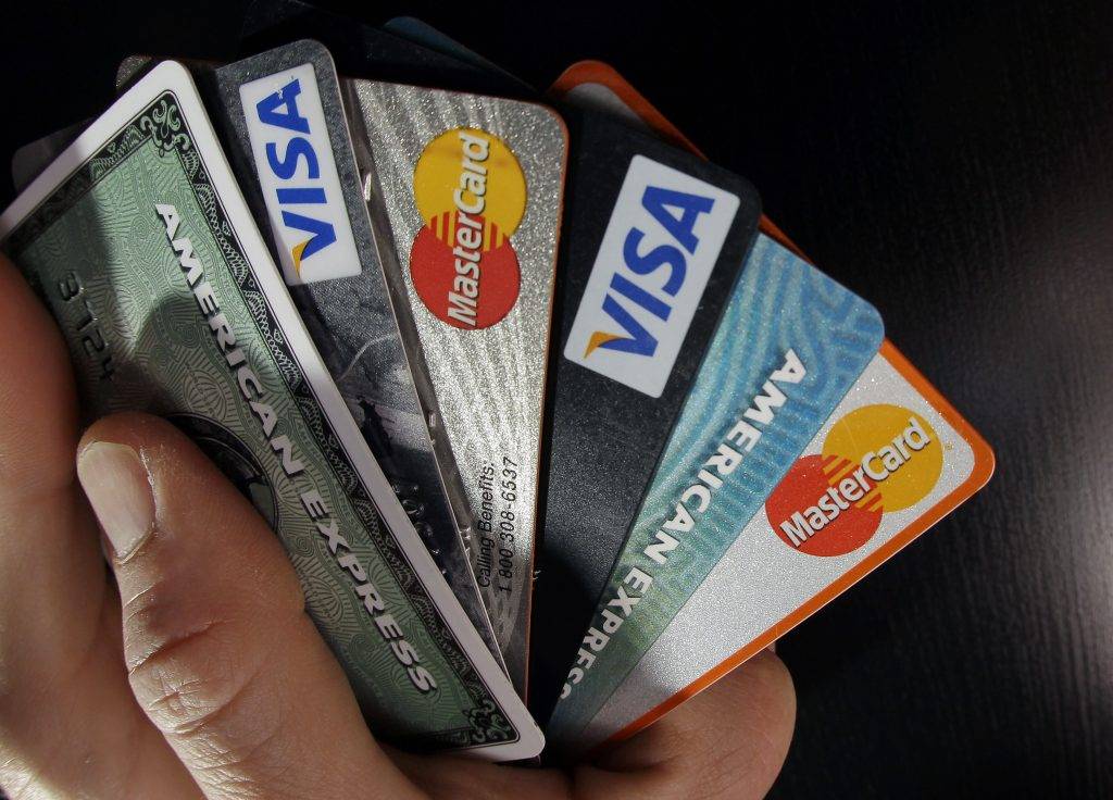Банк навязал кредитную карту: кому это выгодно и что делать дальше