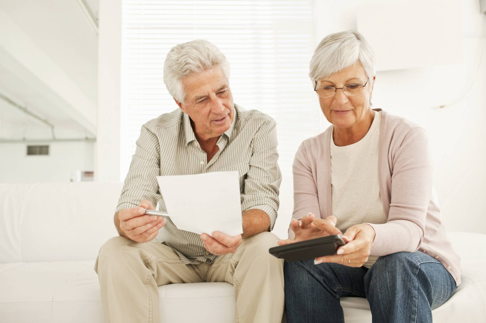 Пенсионное страхование новое. Пенсионер по старости. Граждане пожилого возраста. Пенсионеры на белом фоне. Социальное обеспечение пожилых.