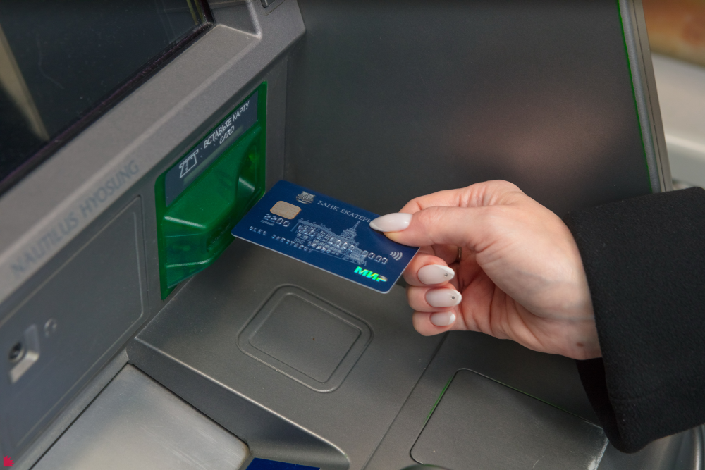 Как правильно банковскую карту вставлять в банкомат фото